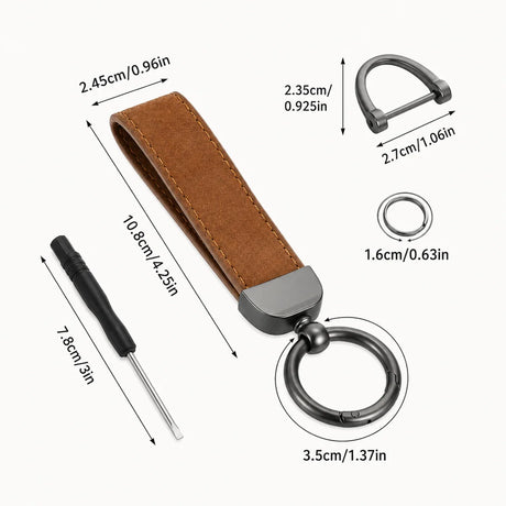 Brauner Leder Schlüsselanhänger mit D-Ring, zwei Zusatzringen aus Edelstahl und Federclip auf hellem Hintergrund.