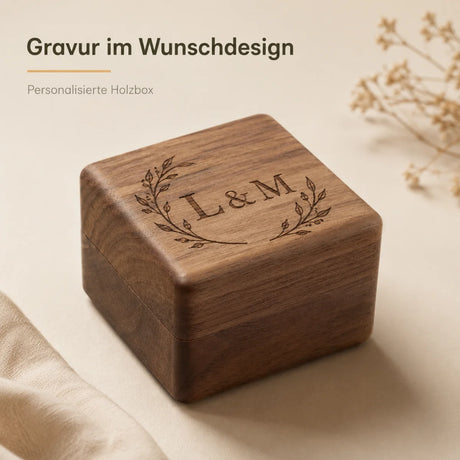 Quadratische Ringbox aus dunklem Walnussholz mit glänzender Oberfläche und schwarzer Samtausstattung im Inneren.