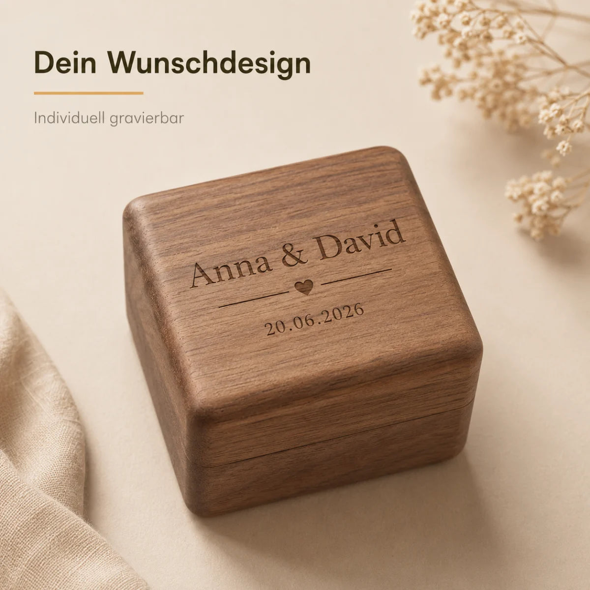 Quadratische Ringbox aus dunklem Walnussholz mit glänzender Oberfläche und schwarzer Samtausstattung im Inneren.