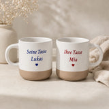 Weiß gesprenkelte Steingut Tasse mit farbig graviertem Wunschdesign und unglasiertem Boden.