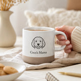 Weiß gesprenkelte Steingut Tasse mit farbig graviertem Wunschdesign und unglasiertem Boden.