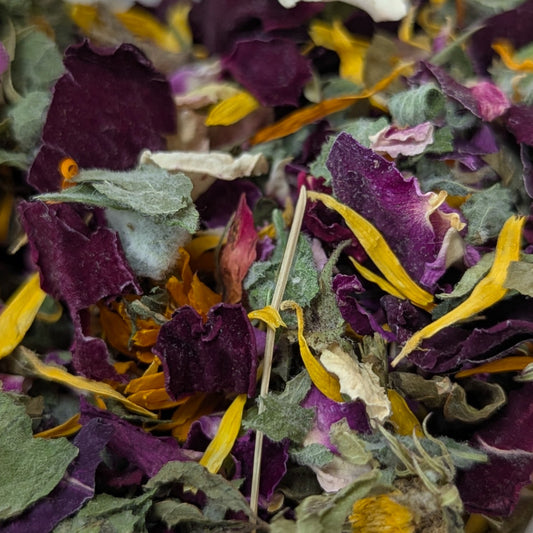 Demeter-zertifizierter Kräutertee „Energieschub“ von Floriena, handverlesene Blüten & Kräuter, Bio-Tee mit Johanniskraut & Calendula, 50g, belebender Tee-Genuss.
