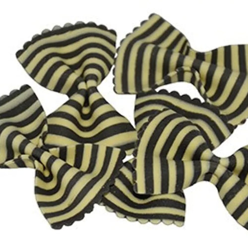 Bild einer Packung handgemachte Farfalle Zebra Pasta mit Schwarz-Weiß-Streifen.