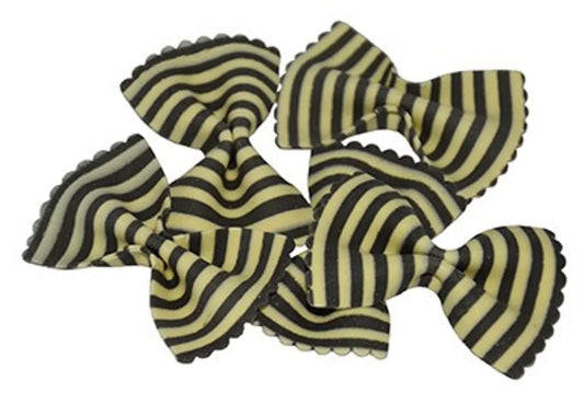 Bild einer Packung handgemachte Farfalle Zebra Pasta mit Schwarz-Weiß-Streifen.