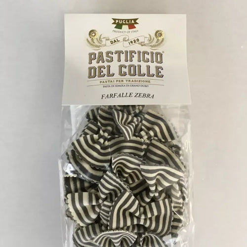 Bild einer Packung handgemachte Farfalle Zebra Pasta mit Schwarz-Weiß-Streifen.