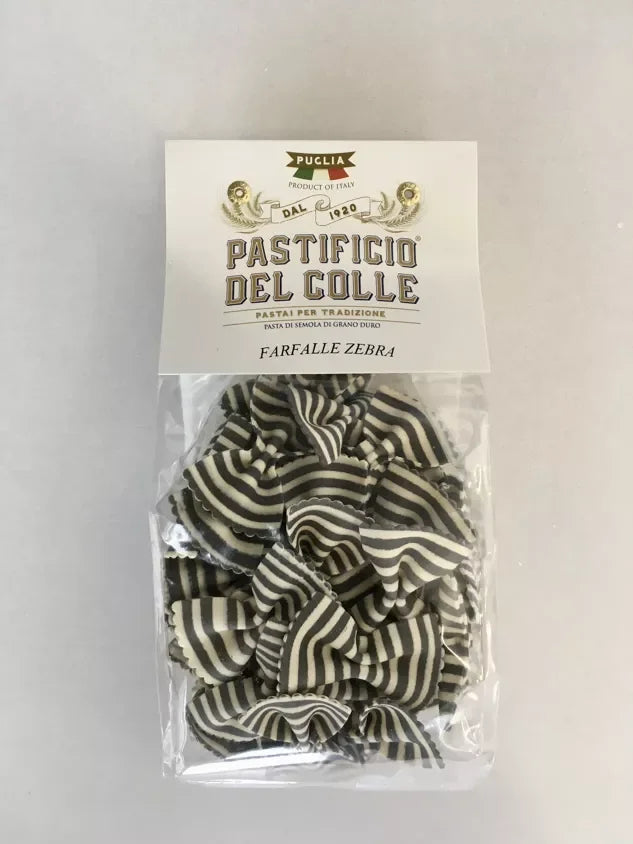 Bild einer Packung handgemachte Farfalle Zebra Pasta mit Schwarz-Weiß-Streifen.