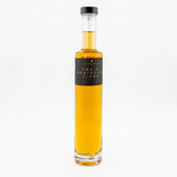 Flasche Bratapfel Likör von Feinkostina, 200 ml, mit bernsteinfarbener Flüssigkeit und winterlichem Etikett.