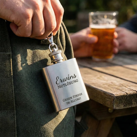 Kompakter Flachmann Schlüsselanhänger aus glänzendem Edelstahl mit Karabinerhaken