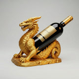 Ein detailreicher 3D-gedruckter Flaschenhalter in Form eines Basilisken-Drachen der eine Weinflasche auf dem Rücken trägt.