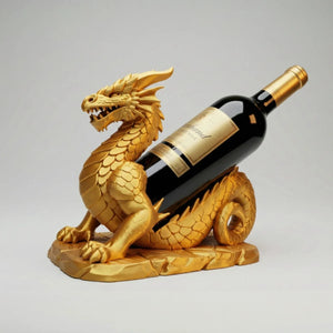 Ein detailreicher 3D-gedruckter Flaschenhalter in Form eines Basilisken-Drachen der eine Weinflasche auf dem Rücken trägt.