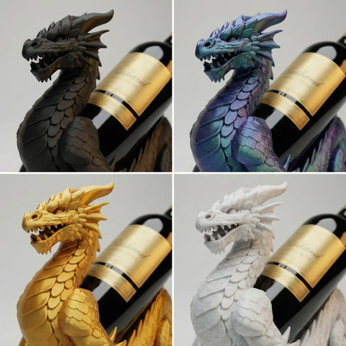 Ein detailreicher 3D-gedruckter Flaschenhalter in Form eines Basilisken-Drachen der eine Weinflasche auf dem Rücken trägt.