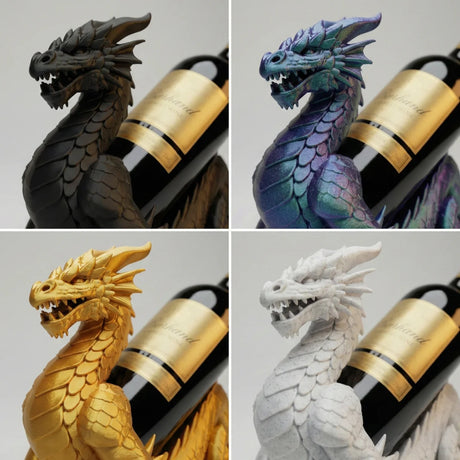 Ein detailreicher 3D-gedruckter Flaschenhalter in Form eines Basilisken-Drachen der eine Weinflasche auf dem Rücken trägt.