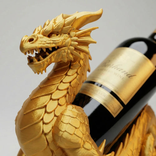 Ein detailreicher 3D-gedruckter Flaschenhalter in Form eines Basilisken-Drachen der eine Weinflasche auf dem Rücken trägt.