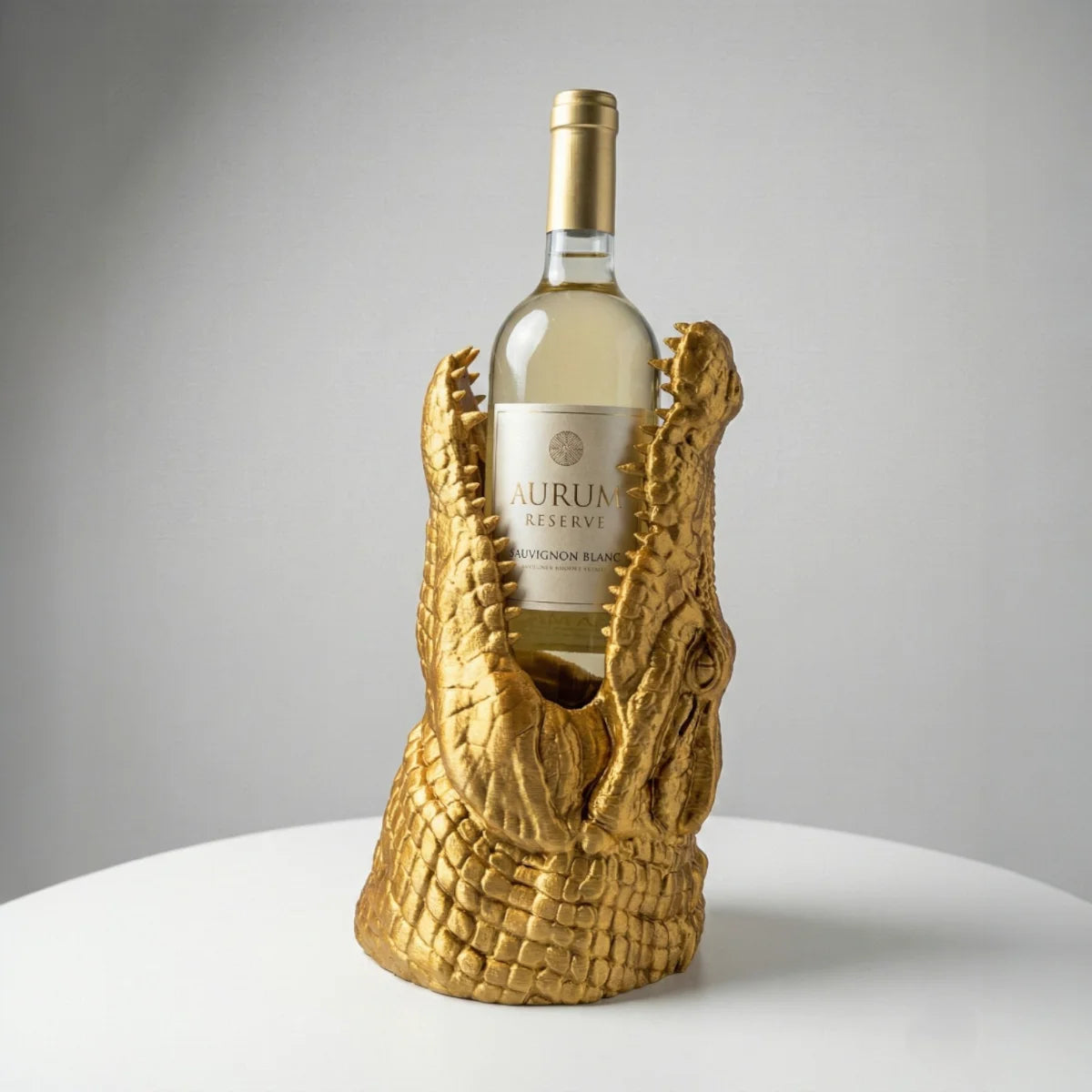 Ein dekorativer Flaschenhalter in Form eines Krokodilkopfes aus farbigem Kunststoff hält eine Weinflasche im Maul.