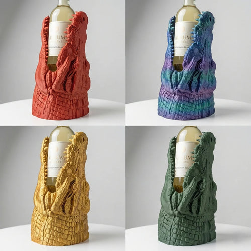 Ein dekorativer Flaschenhalter in Form eines Krokodilkopfes aus farbigem Kunststoff hält eine Weinflasche im Maul.