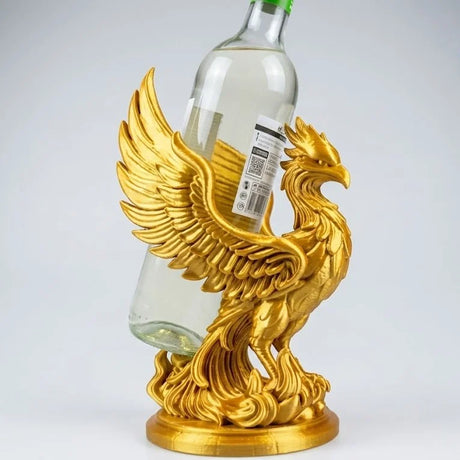Ein detailreicher 3D-gedruckter Phönix aus Kunststoff als Flaschenhalter für eine Weinflasche