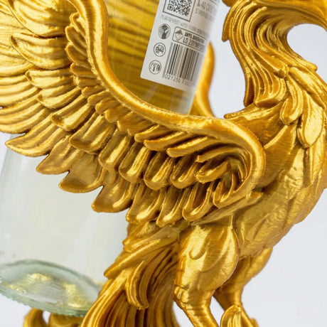 Ein detailreicher 3D-gedruckter Phönix aus Kunststoff als Flaschenhalter für eine Weinflasche