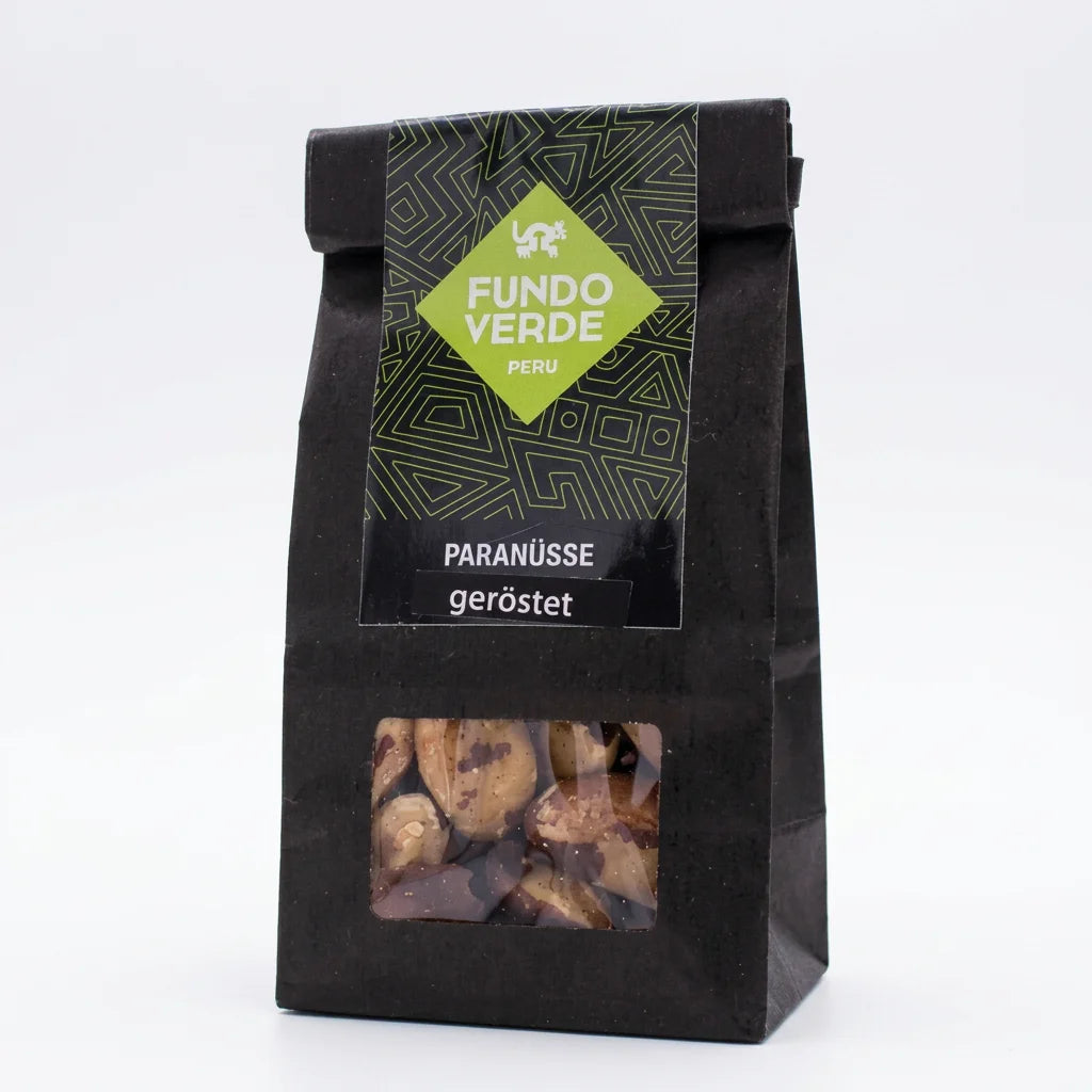 Nahaufnahme von gerösteten, naturbelassenen Paranüssen in einer Holzschale. — 100g