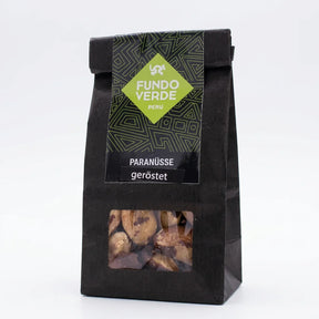Nahaufnahme von gerösteten, naturbelassenen Paranüssen in einer Holzschale. — 100g
