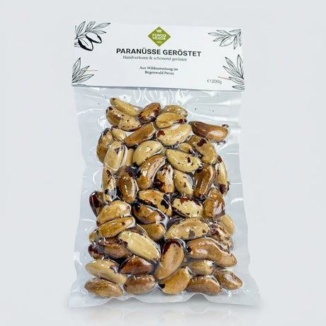 Nahaufnahme von gerösteten, naturbelassenen Paranüssen in einer Holzschale. — 200g