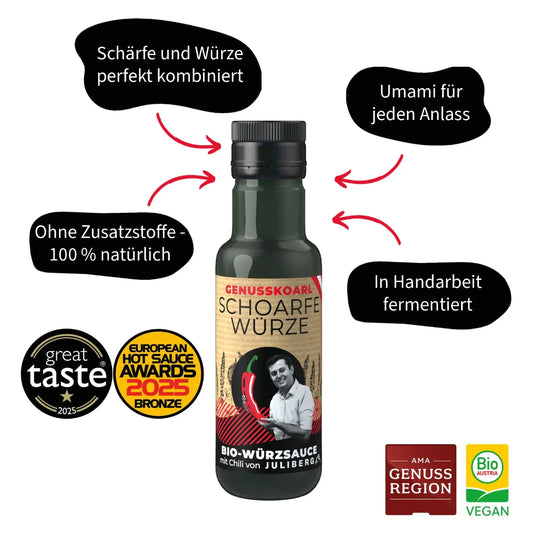 Flasche der SchoarfeWürze, einer fermentierten Bio-Chili-Sauce, mit rotem Etikett.