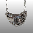 Silberne Halskette mit handgefertigtem, keramischem Anhänger in Form eines stilisierten Sphinxkatzenkopfes, glasiert mit 18k Titanglasur.