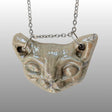Halskette mit detailreichem Sphinxkatzen-Kopf aus schimmernder Perlmutt-Keramik an einer silbernen Kette.