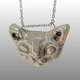 Halskette mit detailreichem Sphinxkatzen-Kopf aus schimmernder Perlmutt-Keramik an einer silbernen Kette.