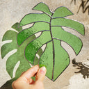 Monstera Blatt, Handgemachte Glasdeko von Magpie Castle, Tiffany-Technik, Naturmotive wie Monstera, Pilze & Blumen, zum Aufhängen oder als Pflanzenstecker, kunstvolle Glaskunst aus Österreich.