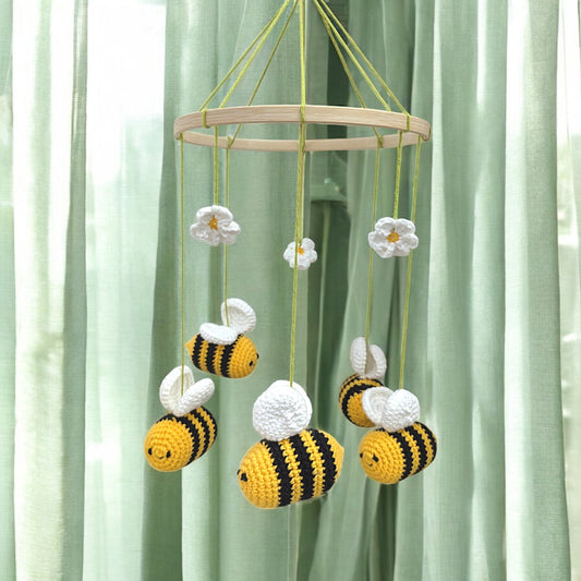 Handgemachtes Häkel-Mobile mit Bienen & weißen Blumen von LändleHäkel, liebevolle Babyzimmer-Deko, ideal über Bett oder Wickeltisch, nachhaltig & handgefertigt.