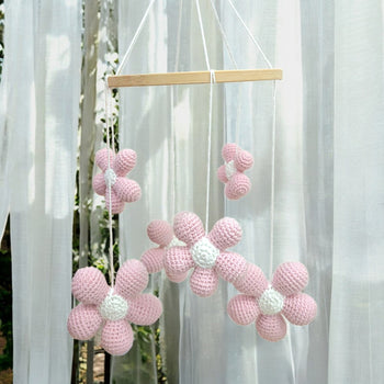 Handgemachtes Häkel-Mobile von LändleHäkel, mit rosa Blumen, liebevolle Babyzimmer-Deko, ideal über Bett oder Wickeltisch, nachhaltig & handgefertigt.