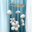 Handgemachtes Häkel-Mobile von LändleHäkel, mit weißen Blumen, liebevolle Babyzimmer-Deko, ideal über Bett oder Wickeltisch, nachhaltig & handgefertigt.