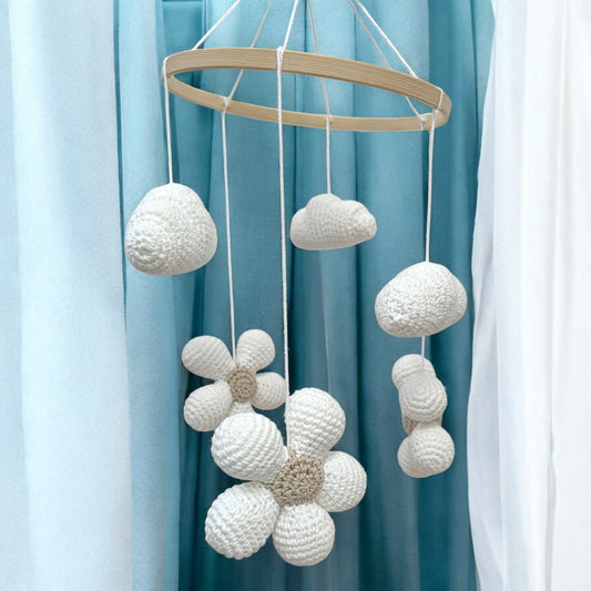 Handgemachtes Häkel-Mobile von LändleHäkel, mit weißen Blumen, liebevolle Babyzimmer-Deko, ideal über Bett oder Wickeltisch, nachhaltig & handgefertigt.