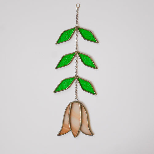 Tulpe, Handgemachte Glasdeko von Magpie Castle, Tiffany-Technik, Naturmotive wie Monstera, Pilze & Blumen, zum Aufhängen oder als Pflanzenstecker, kunstvolle Glaskunst aus Österreich.