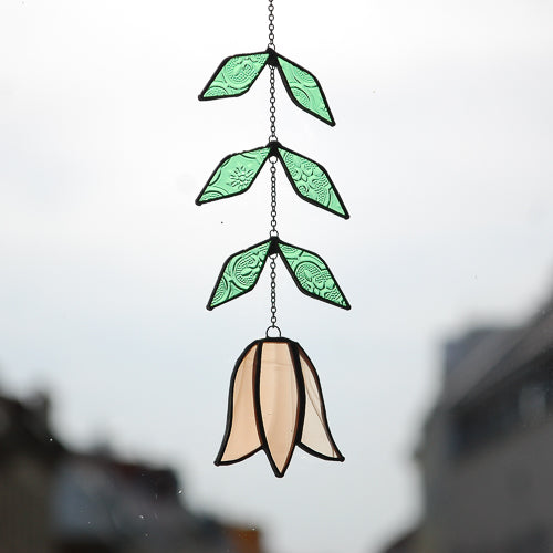 Tulpe, Handgemachte Glasdeko von Magpie Castle, Tiffany-Technik, Naturmotive wie Monstera, Pilze & Blumen, zum Aufhängen oder als Pflanzenstecker, kunstvolle Glaskunst aus Österreich.