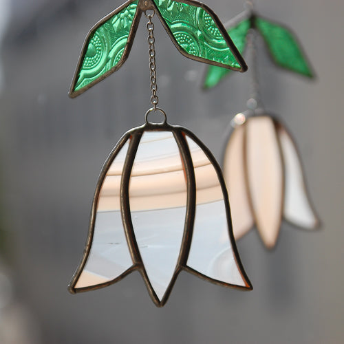 Tulpe, Handgemachte Glasdeko von Magpie Castle, Tiffany-Technik, Naturmotive wie Monstera, Pilze & Blumen, zum Aufhängen oder als Pflanzenstecker, kunstvolle Glaskunst aus Österreich.