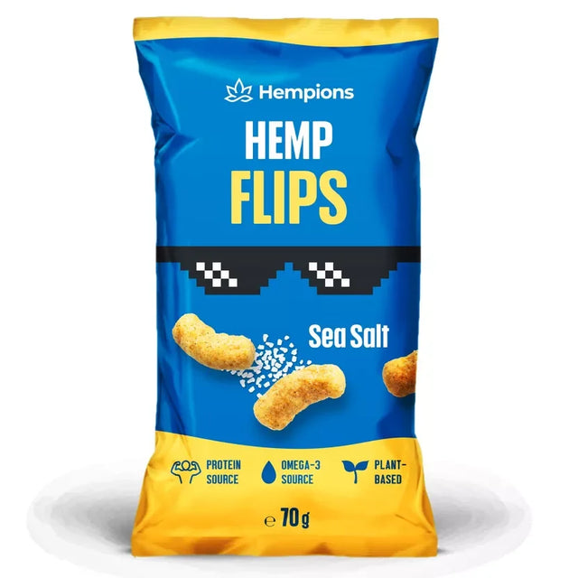Drei Packungen Hempions Bio Hemp Flips mit Meersalz, vor einem hanfgrünen Hintergrund, verstreute Flips sichtbar.