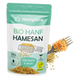 Bio Hanf Hamesan Streukäse Alternative in Pulverform, hellbraun mit kleinen Flocken, bereit zum Bestreuen.