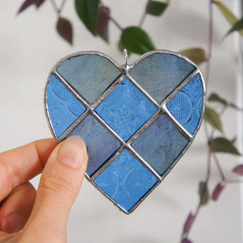 Herz, Handgemachte Glasdeko von Magpie Castle, Tiffany-Technik, Naturmotive wie Monstera, Pilze & Blumen, zum Aufhängen oder als Pflanzenstecker, kunstvolle Glaskunst aus Österreich.