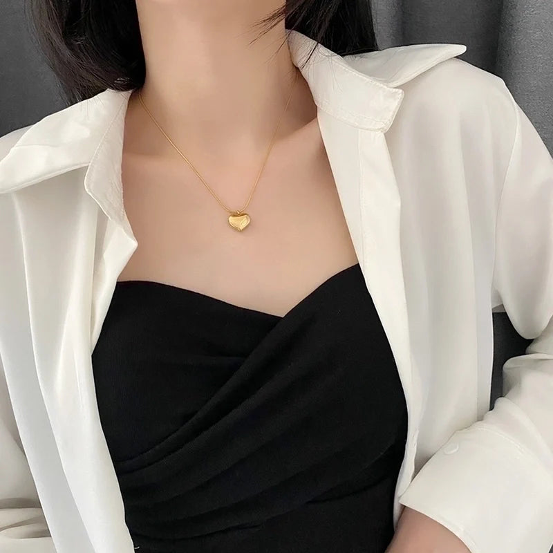 Personalisierte Herzhalskette mit Gravur in Silber oder Gold (18K vergoldet), Herzanhänger 1,5 cm, 45+5 cm Kettenlänge, ideales Geschenk, schnell graviert in Wien.