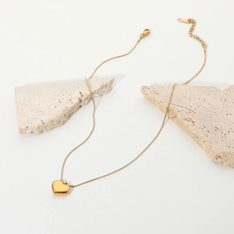 Personalisierte Herzhalskette mit Gravur in Silber oder Gold (18K vergoldet), Herzanhänger 1,5 cm, 45+5 cm Kettenlänge, ideales Geschenk, schnell graviert in Wien.