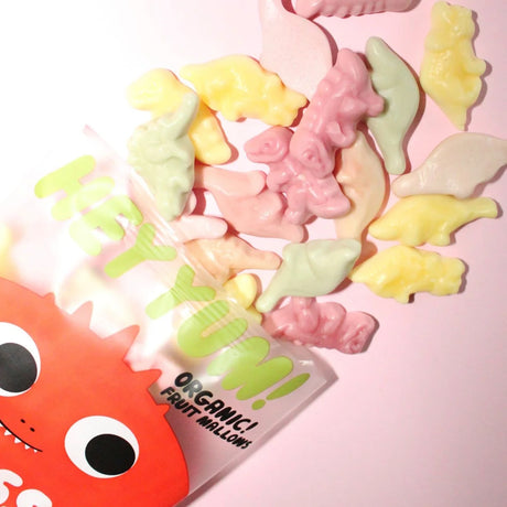 HEY YUM! Bio-Fruchtjoghurt-Gummibärchen in verschiedenen bunten Dinosaurierformen in einer geöffneten Packung.