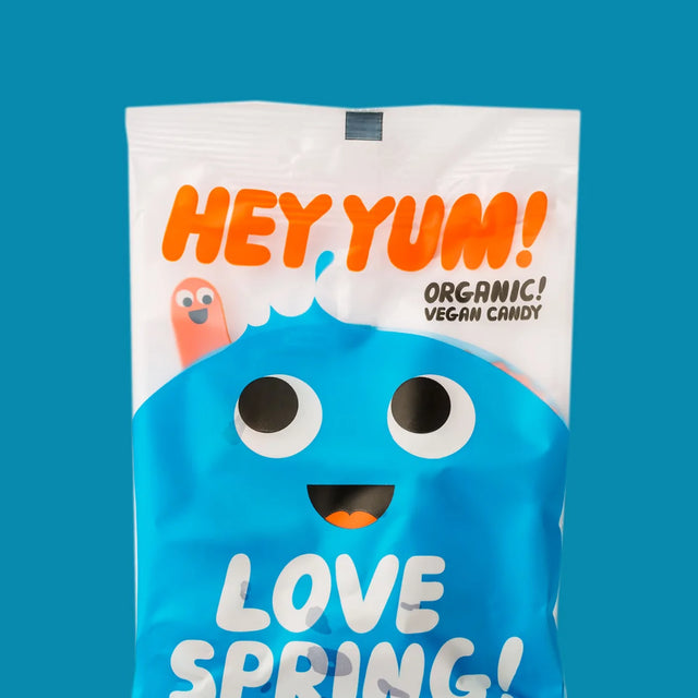 Packung vegane Bio Fruchtgummis „Love Spring“ von HEY YUM! mit Herz-, Fisch- und Wassertropfenformen.