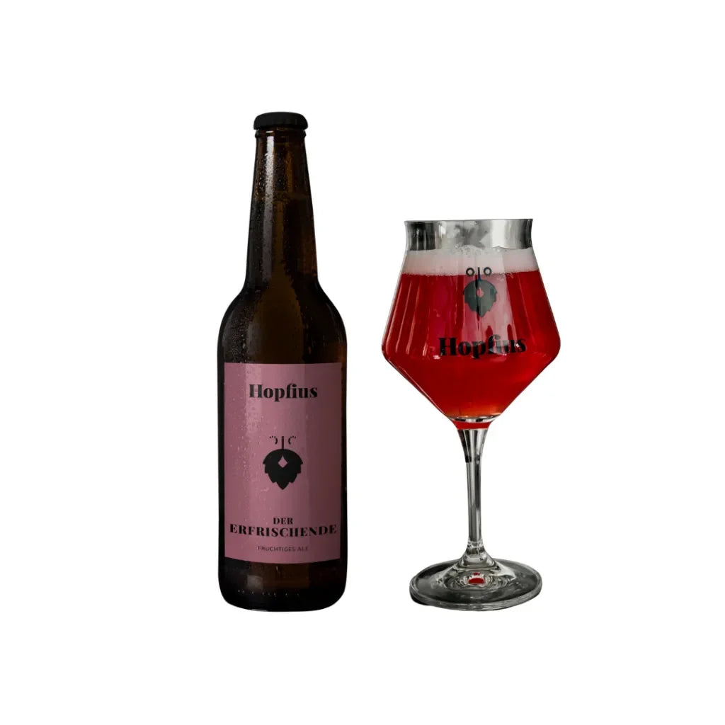 Pinke 0,33-Liter-Flasche des Hopfius Himbeer-Ales mit natürlicher Trübung auf weißem Hintergrund.
