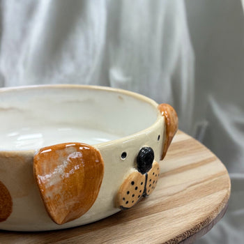 Handgemachter Hundenapf mit Hundegesicht von ArtStudioIzzi, 17 cm Durchmesser, 5,5 cm Höhe, aus Steinzeugkeramik, spülmaschinenfest, liebevoll designtes Hundefuttergeschirr.