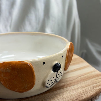 Handgemachter Hundenapf mit Hundegesicht von ArtStudioIzzi, 17 cm Durchmesser, 5,5 cm Höhe, aus Steinzeugkeramik, spülmaschinenfest, liebevoll designtes Hundefuttergeschirr.