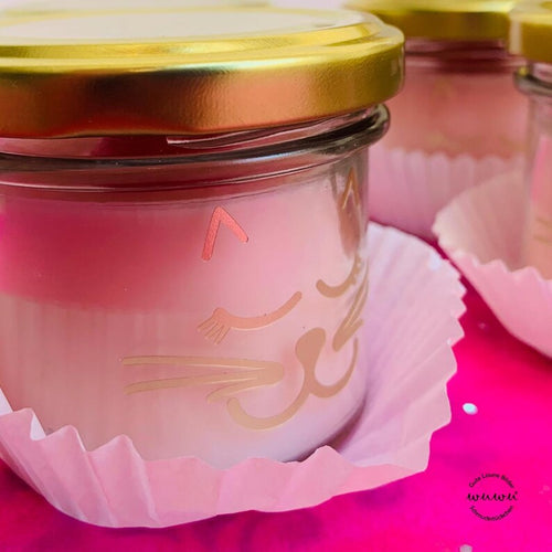 🍰 Süßer Punschkrapferl-Duft: Füllt Dein Zuhause mit gemütlichem, warmem Aroma
🕯 Handgegossen in kleiner Serie: Hochwertiges Kokos- & Rapswachs für sauberes Abbrennen
🍒 Besonderes Detail: Die kleine Kirsche auf der Oberseite schmilzt beim Anzünden
🌿 Vegan & nachhaltig: Frei von Phthalaten & Parabenen
Eine Kerze, die nach süßem Wiener Charme duftet:
Das Punschkatzerl® gibt es jetzt auch als Duftkerze! Stell Dir vor, Dein Zuhause riecht nach frisch glasiertem Punschkrapferl – warm, süß und einfach unwiders
