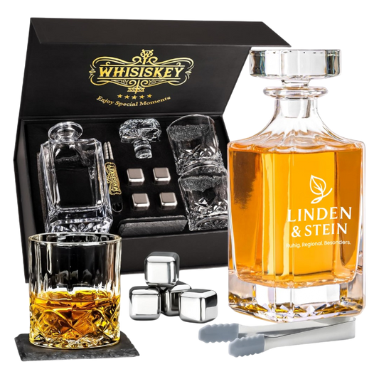 Personalisiertes Whiskey-Set von Whisiskey mit Gravur, inkl. Glaskaraffe (700ml), 2 Whiskey-Gläsern, Kühlsteinen & Luxus-Geschenkbox, elegantes Geschenk für Whiskey-Liebhaber, graviert in Wien.