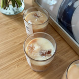 Apple Pie Latte Candle von Candle Me Crazy – handgemachte Duftkerze mit Apfel- & Kaffee-Duft, 220 ml