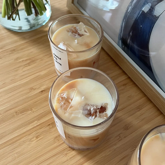 Apple Pie Latte Candle von Candle Me Crazy – handgemachte Duftkerze mit Apfel- & Kaffee-Duft, 220 ml